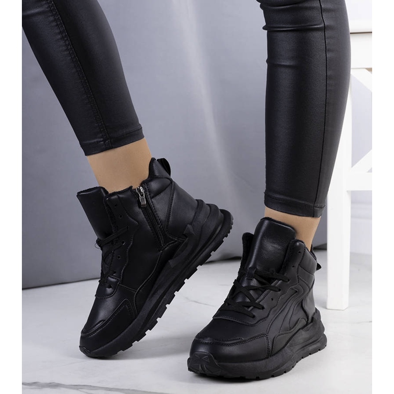 Svarta isolerade sneakers från Tasma 1