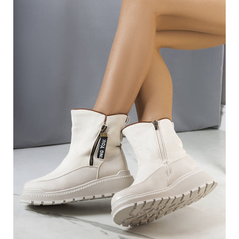 BM Beige isolerade stövlar på Niklas plattform 1