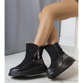 Svarta isolerade stövlar på Niklas plattform 1