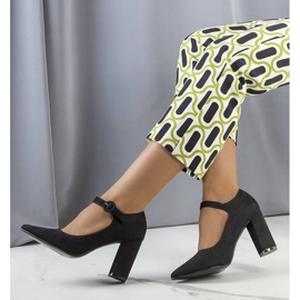 Svarta pumps på Keller-stolpen 1