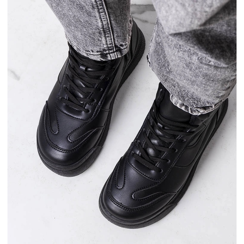 Svarta isolerade sneakers från Korti 1