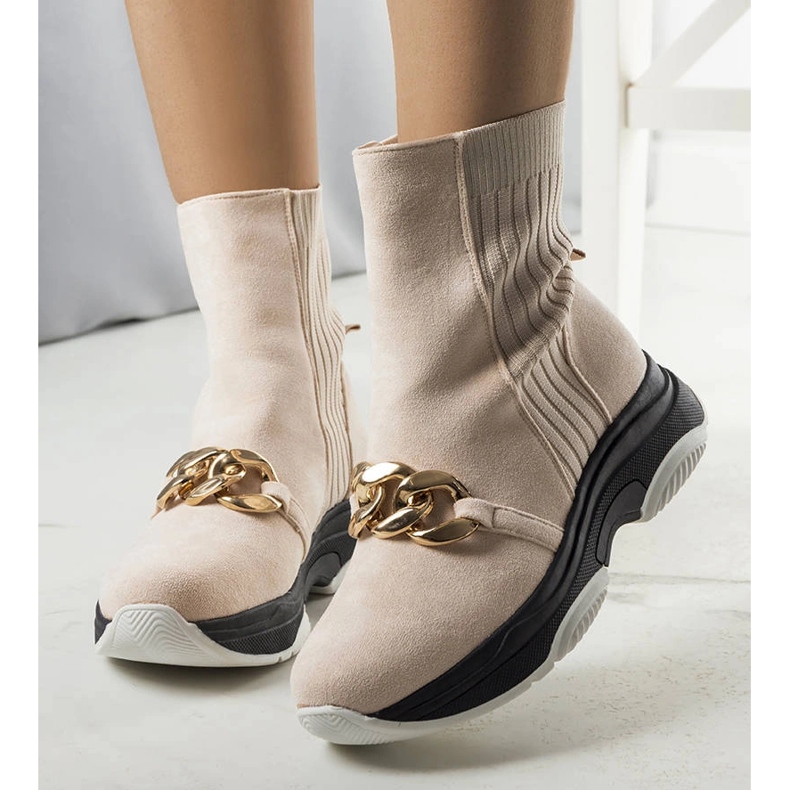 Beige isolerade stövlar med Ulster-kedja 1