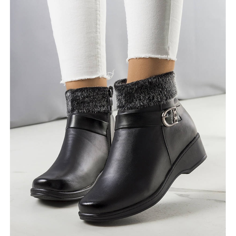 PA1 Svarta, isolerade stövlar på kilen Bryson 1