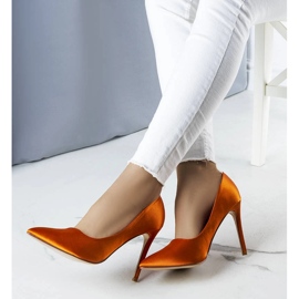 Orange satin pumps från Lochlan 1