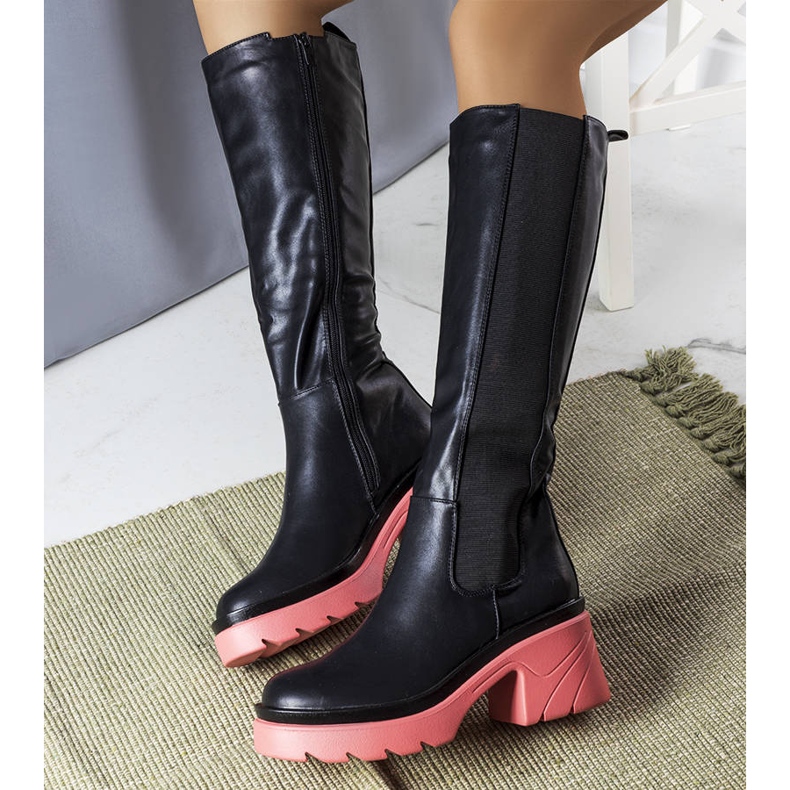 BM Svarta stövlar med rosa sulor från Charla 1