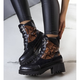 Svarta isolerade stövlar dekorerade med Fox-inlägg 1