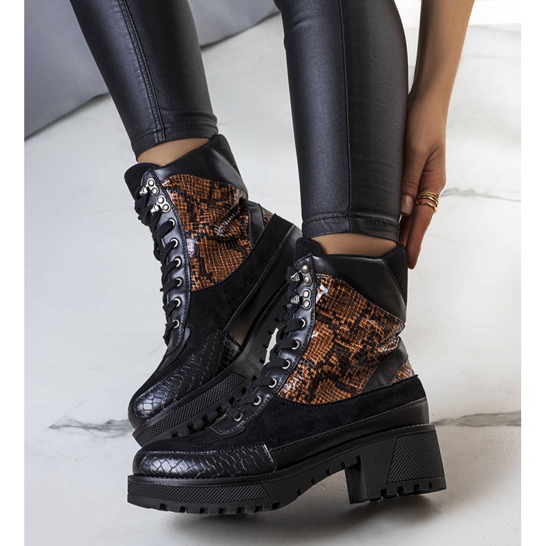 Svarta isolerade stövlar dekorerade med Fox-inlägg 1