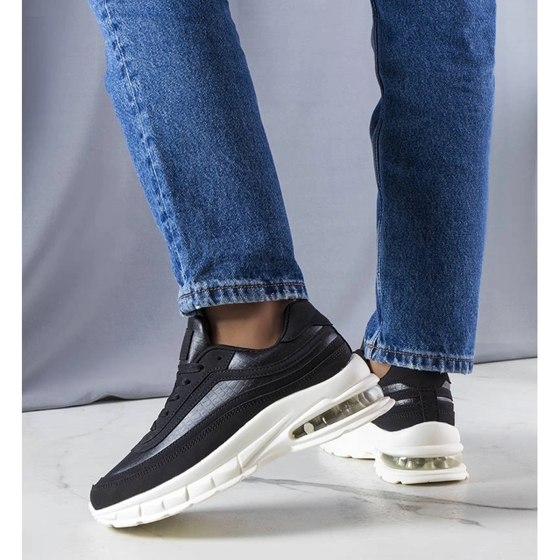 Courtne svarta sneakers 1