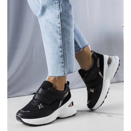 Svarta sneakers på en massiv Elsie-sula 1