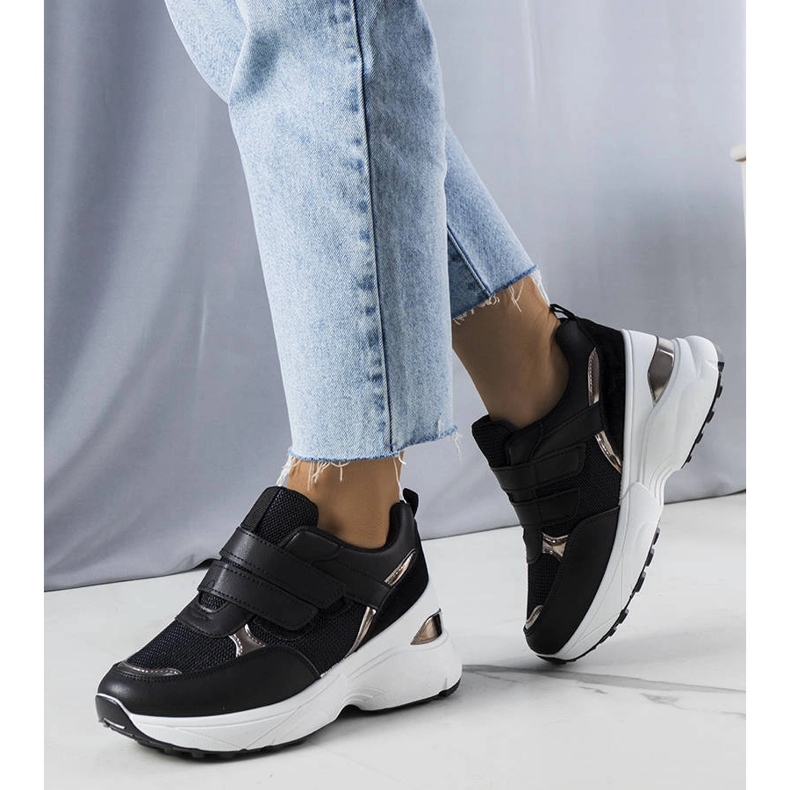 Svarta sneakers på en massiv Elsie-sula 1