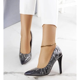 Svarta klackar täckta med Erika-folie 1