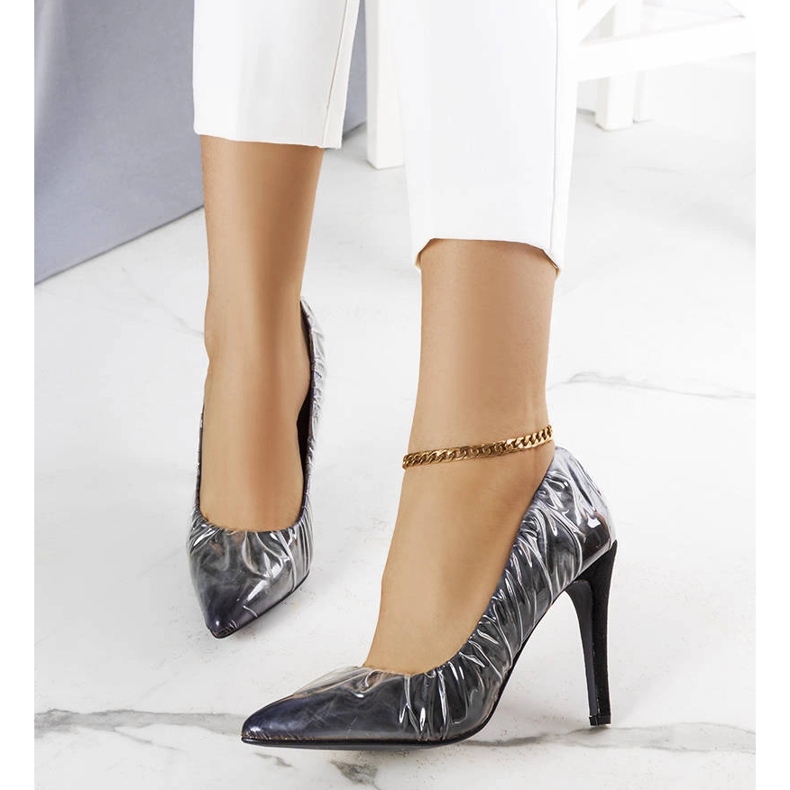 Svarta klackar täckta med Erika-folie 1