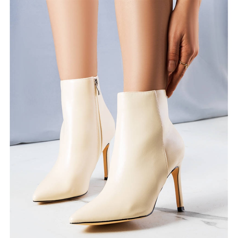 PA1 Sandiga beige stövlar med stilettklack 1