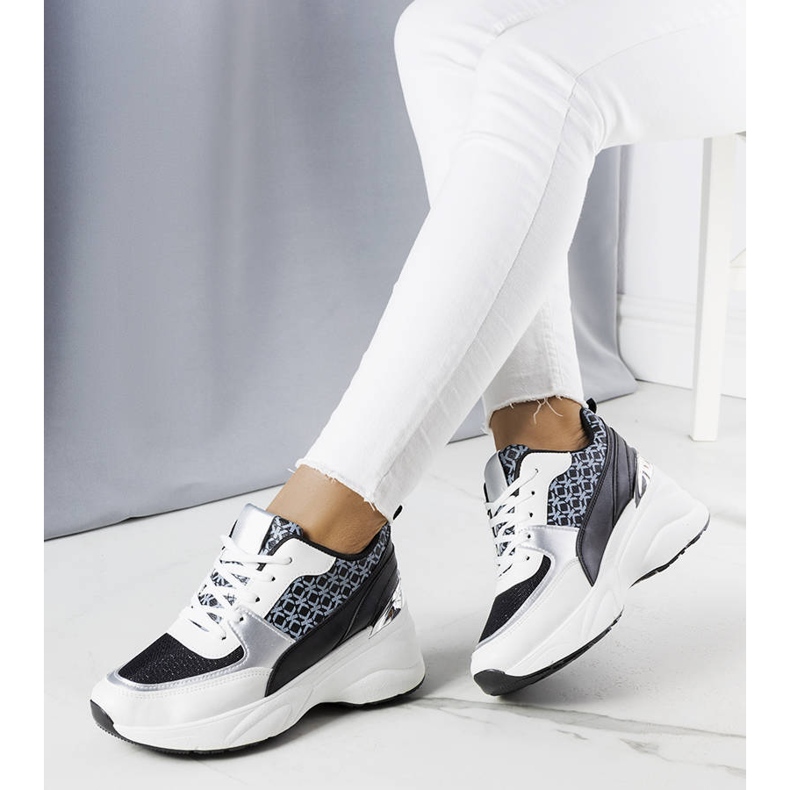 Svarta sneakers dekorerade med Lora-monogrammet 1