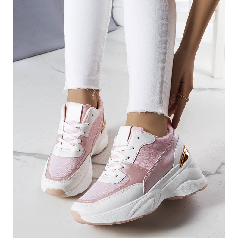 BM Rosa sneakers dekorerade med Lora-monogrammet 1