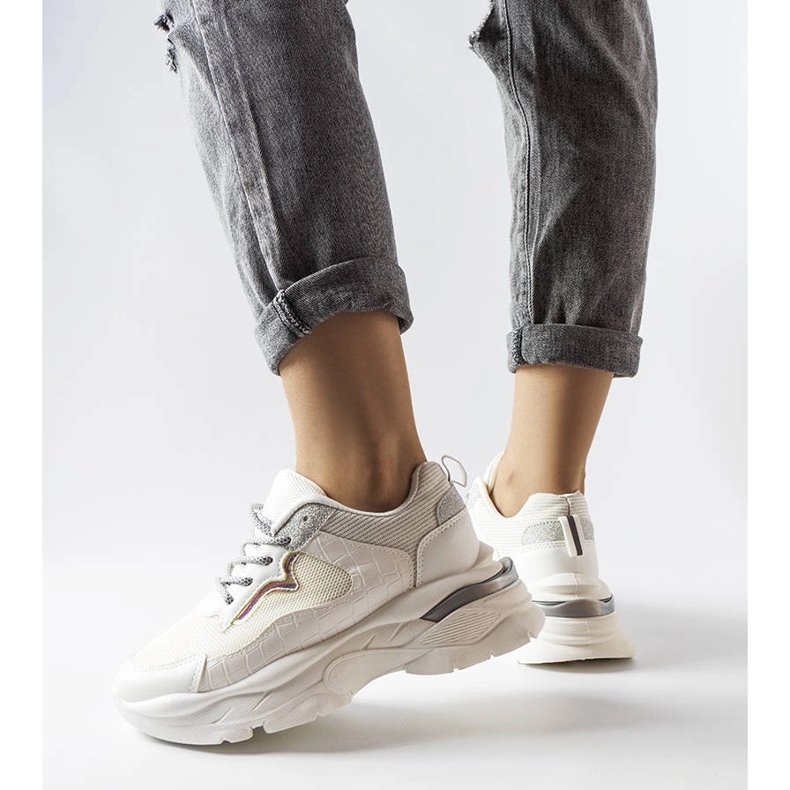 Vita sneakers dekorerade med glitter från Beatrice 1