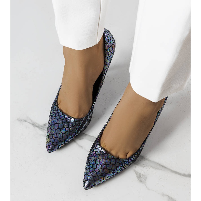 Marinblå lackade pumps från Estelle 1