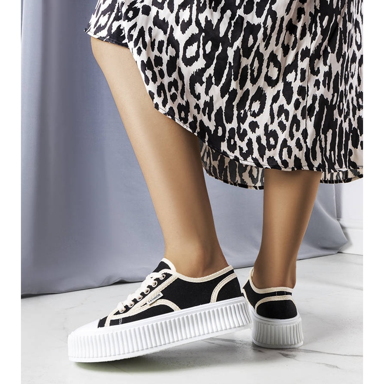 PA1 Svarta platåsneakers från Connie 1