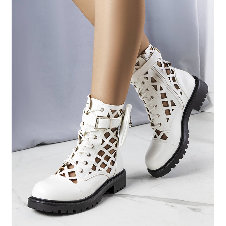 Cecilia vita genombrutna stövlar 1