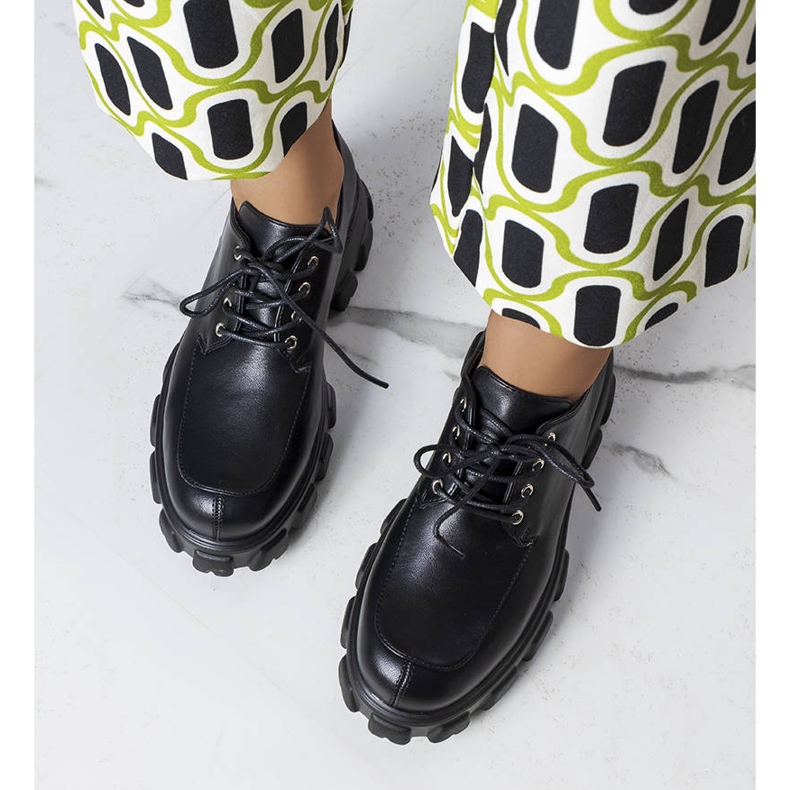 Svarta skor med massiv sula från Lynn 1