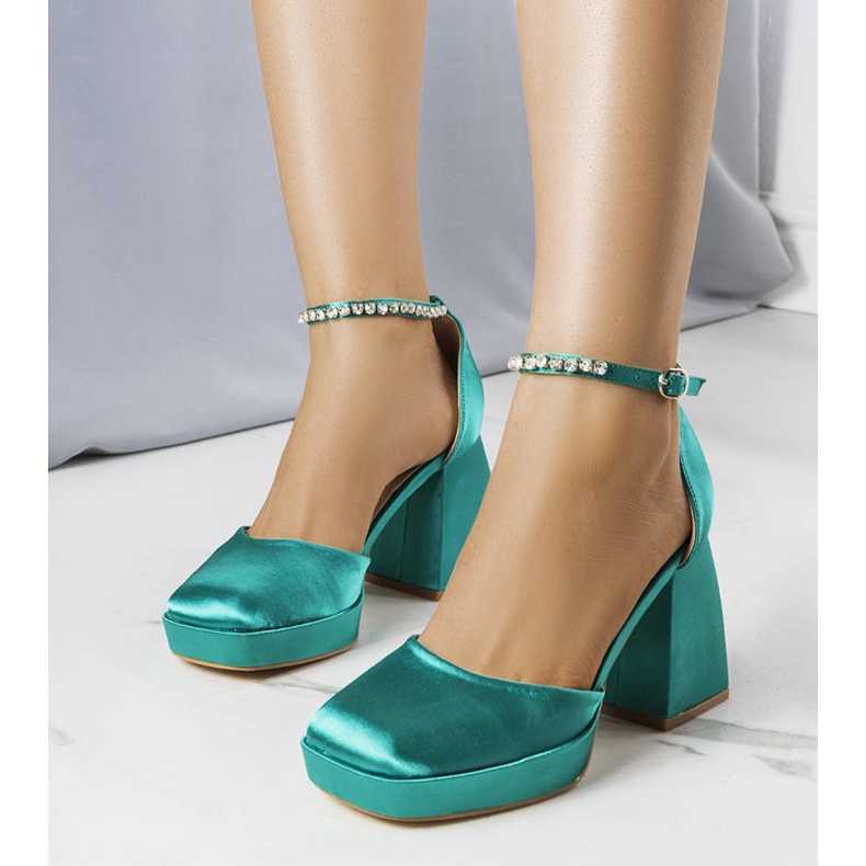 Gröna pumps dekorerade med strass från Jodi 1