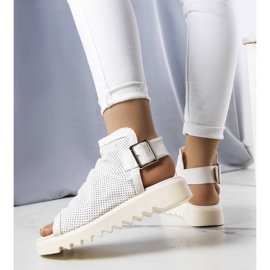 PA1 Vita genombrutna sandaler från Beulah 1