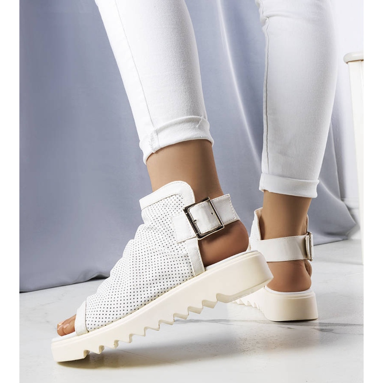 PA1 Vita genombrutna sandaler från Beulah 1