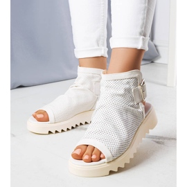 PA1 Vita genombrutna sandaler från Beulah 2