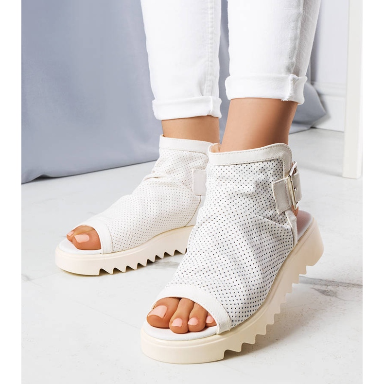 PA1 Vita genombrutna sandaler från Beulah 2