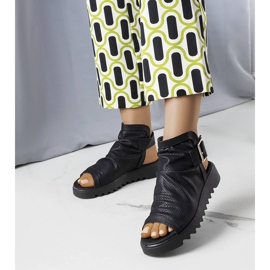 PA1 Svarta genombrutna sandaler från Beulah 1