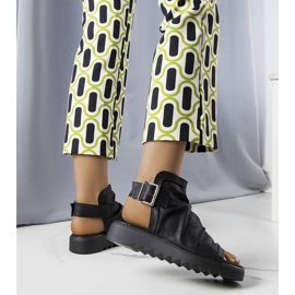 PA1 Svarta genombrutna sandaler från Beulah 2