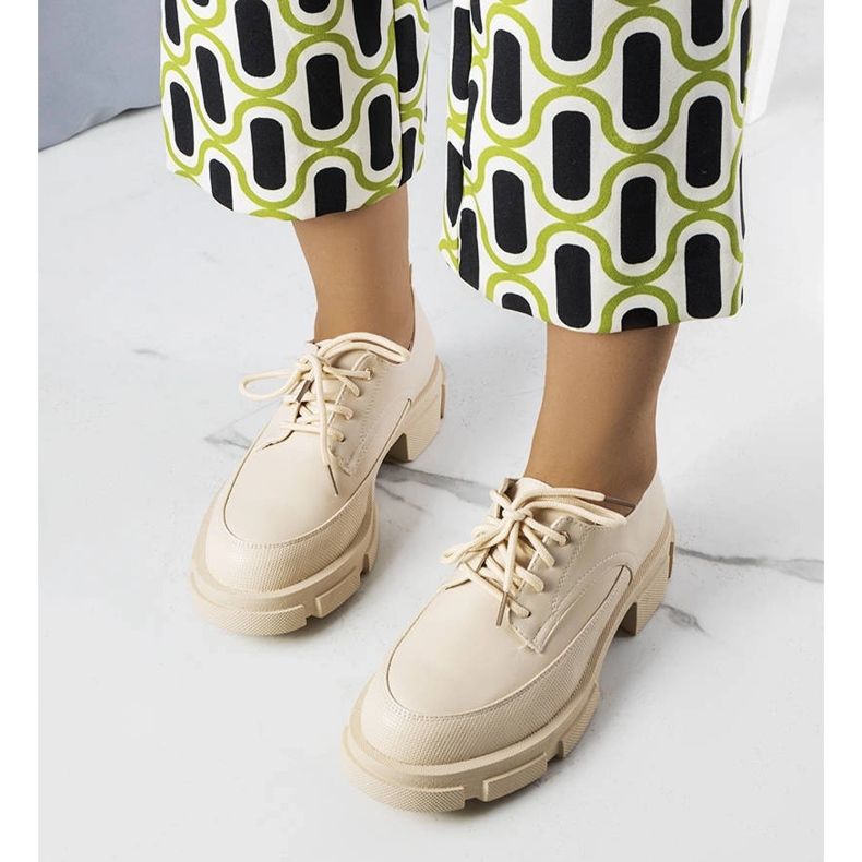 Beige skor med massiv sula från Kay 1