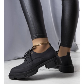 Svarta skor med massiv sula från Kay 1