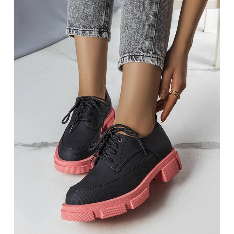 Svarta skor med massiv sula från Kay 1