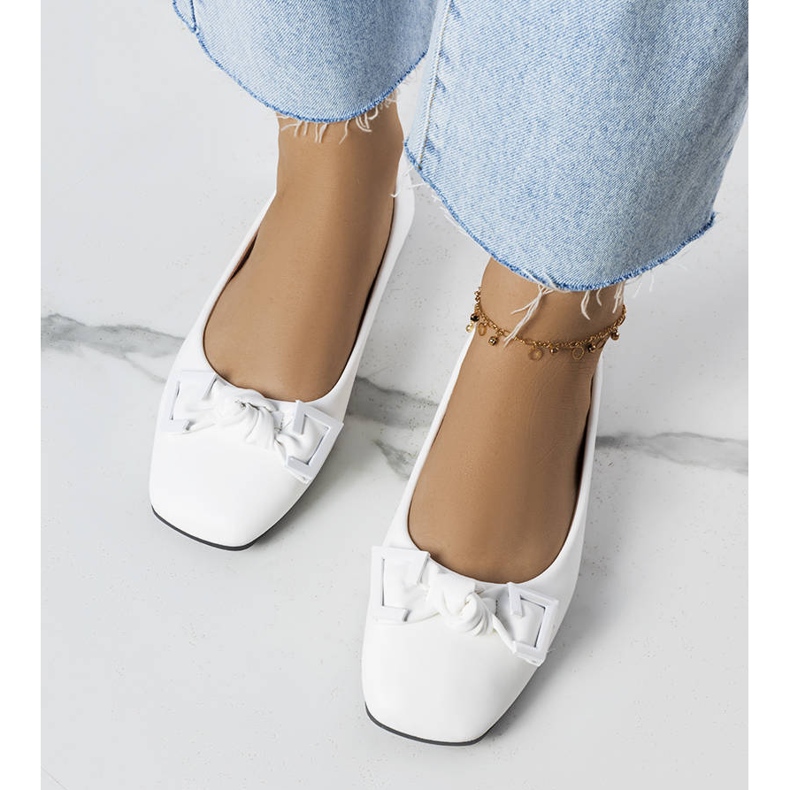 Vita ballerinor med rosett från Tabitha 1