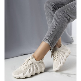 Beige luftiga sneakers från Muriel 1