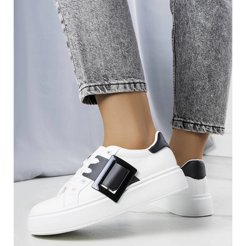 Vita sneakers dekorerade med ett svart Toni-spänne 1