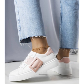 Vita sneakers dekorerade med ett rosa Toni-spänne 1