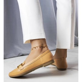 Beige loafers med gulddekor från Regina 1