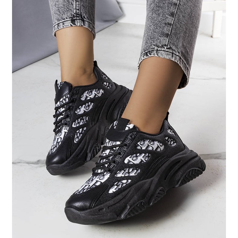 PA1 Svarta sneakers dekorerade med Kara-tryck 1