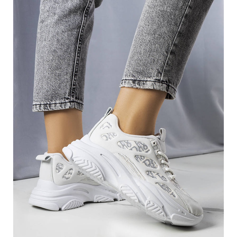 Gråa sneakers dekorerade med Kara-tryck 1