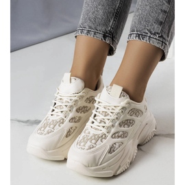 Beige sneakers dekorerade med Kara-tryck 1