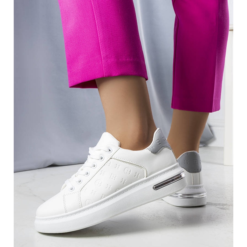 Vita sneakers med hög sula från Tasha 1