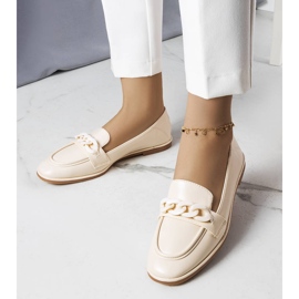 Beige loafers dekorerade med en Bobbie-kedja 1