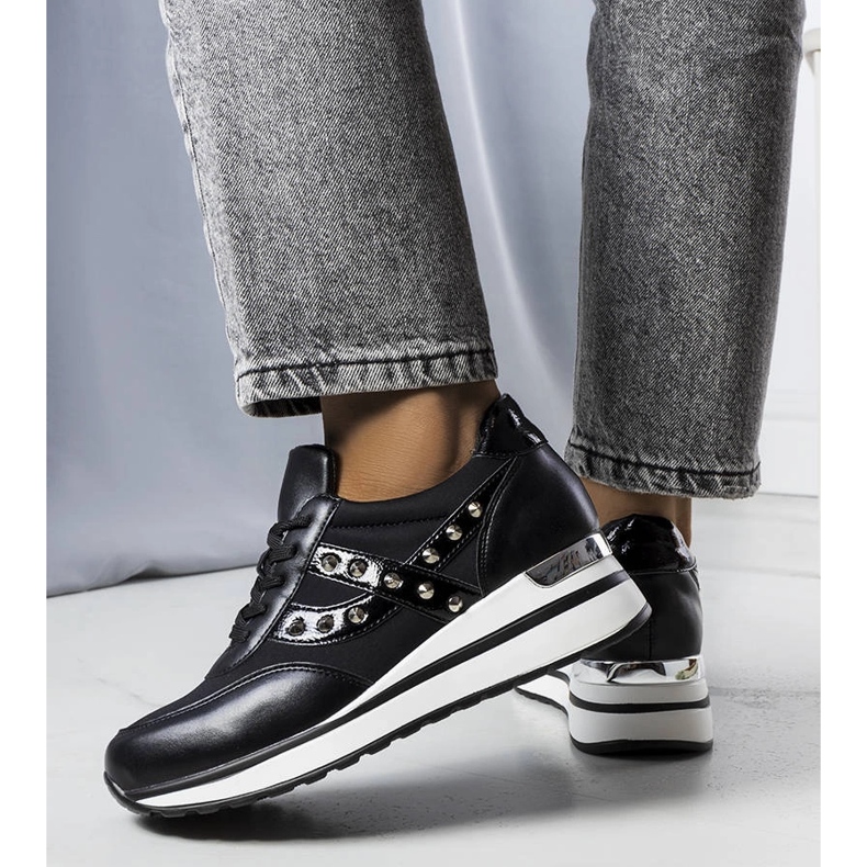 Svarta sneakers med tjock sula från Mely 1