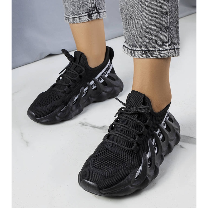 Svarta sneakers på en fashionabel Beth-sula 1