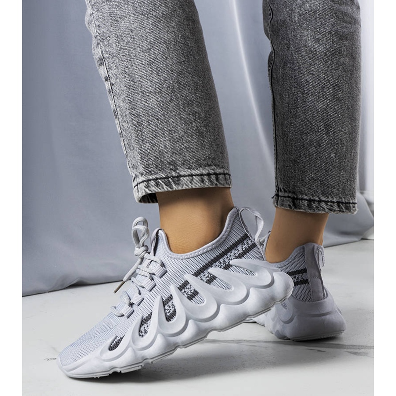 Gråa sneakers med en trendig Beth-sula 1