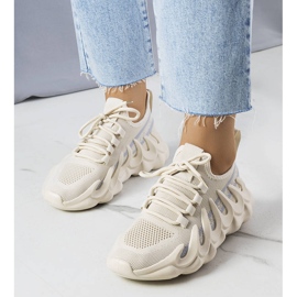 Beige sneakers på en fashionabel Beth-sula 1