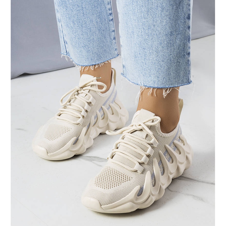 Beige sneakers på en fashionabel Beth-sula 1
