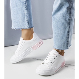 Vita och rosa sneakers dekorerade med Nora-inskriptionen 1